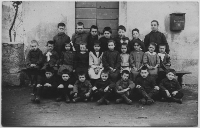 Alunni di Lugaggia con la maestra Caterina Bralla