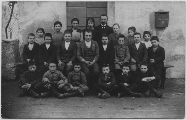 Alunni di Lugaggia con il maestro Francesco Anselmini