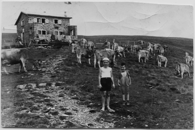 Bambini alla capanna del Monte Bar