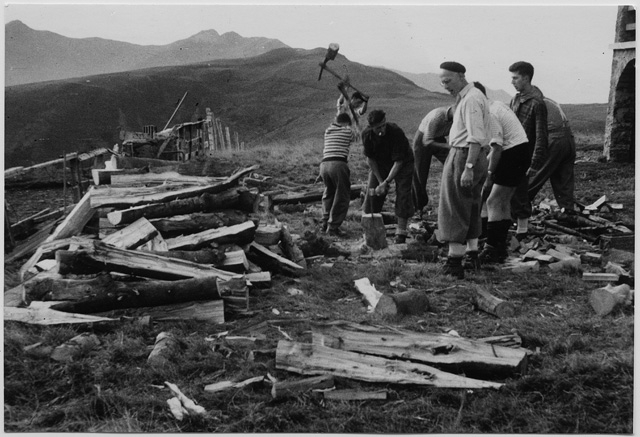 Uomini durante il taglio della legna alla Capanna del Monte Bar