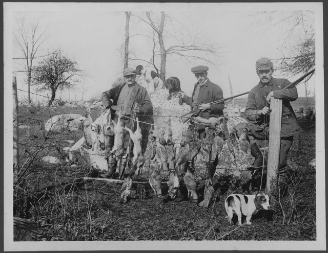 Cacciatori in posa con le prede