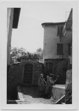 Donne in posa alla pensione Barnabò