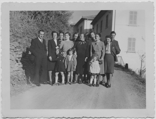 Gruppo in posa sulla strada a Treggia