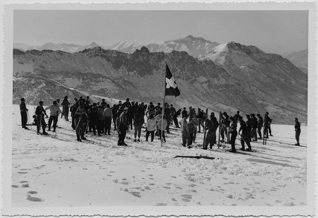 Sciatori in preparazione per una gara di slalom gigante al Monte Bar