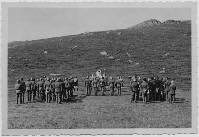 Militari durante una messa all'aperto