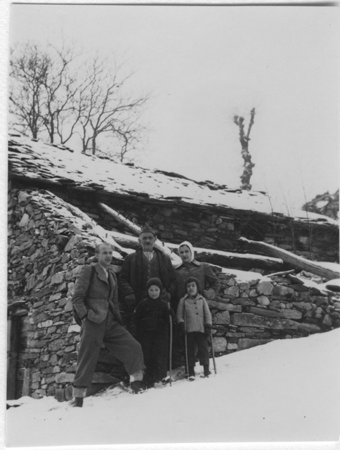 Famiglia davanti ad una cascina
