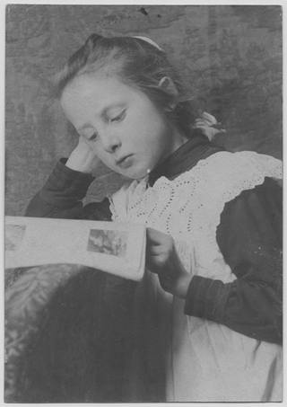 Gina Maria Rossi mentre legge un libro