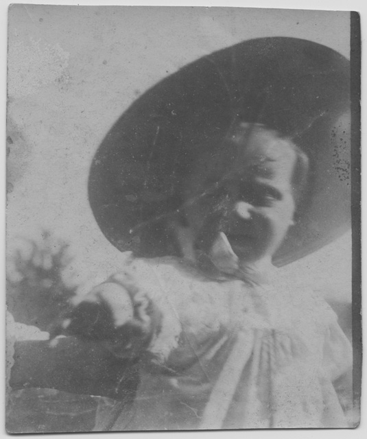 Gina Maria Rossi in posa per il bozzetto fotografico per il dipinto "La raccolta dei mirtilli"