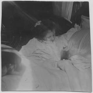 Gina Maria Rossi in poltrona con gatto