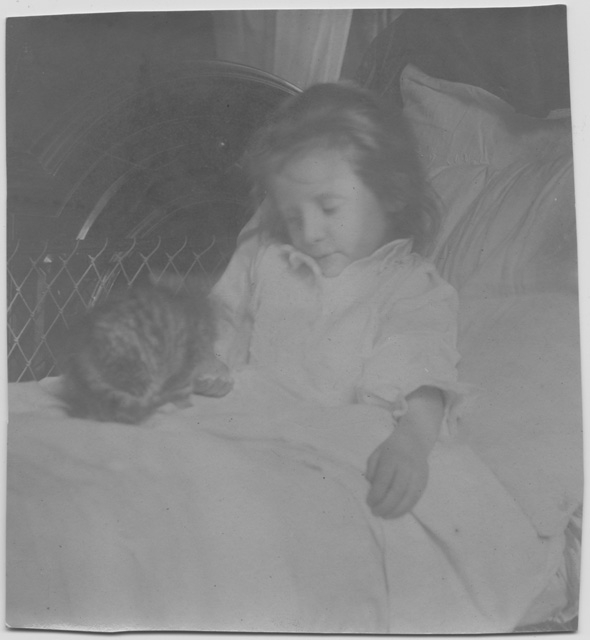 Gina Maria Rossi in poltrona con gatto