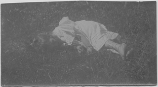 Gina Maria Rossi sdraiata sopra a un prato