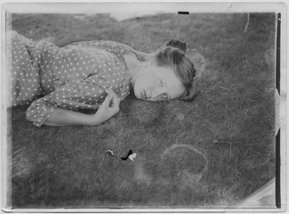 Gina Maria Rossi stesa sopra a un prato a Biolda