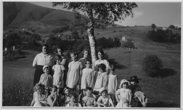 Gruppo in posa in un prato a (?)