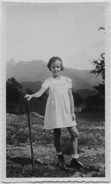 Bambina in posa con bastone