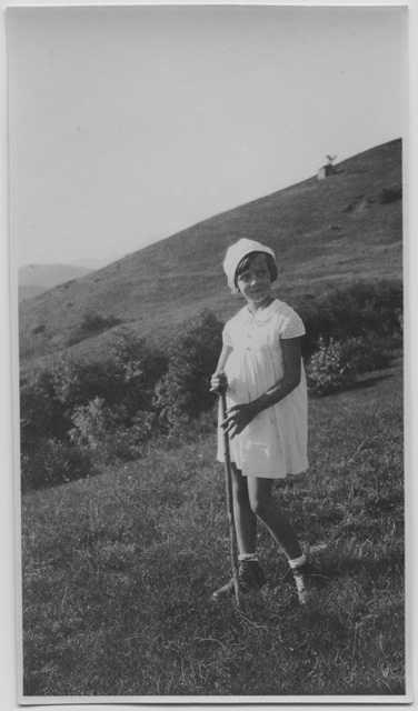 Bambina in posa con bastone