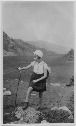 Bambina in posa con bastone