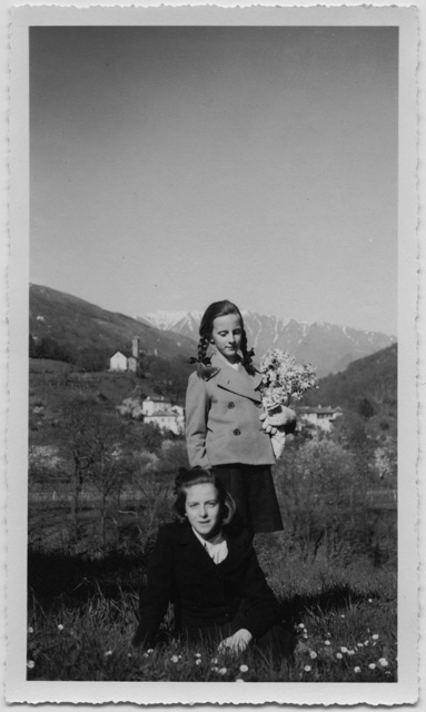 Bambine in posa in un prato a Lugaggia