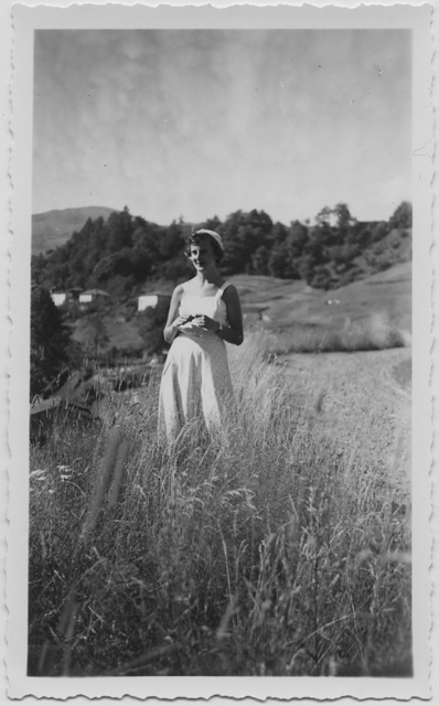 Donna in posa in un prato a Cagiallo