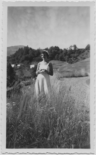 Donna in posa in un prato a Cagiallo