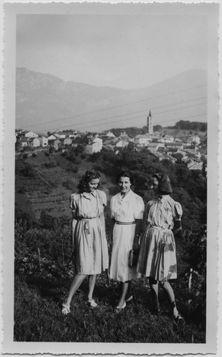 Ragazze in posa nei ronchi di Sala