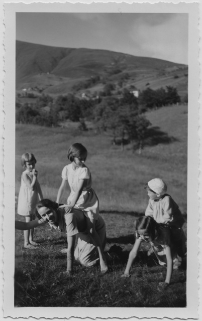 Gruppetto che gioca in un prato