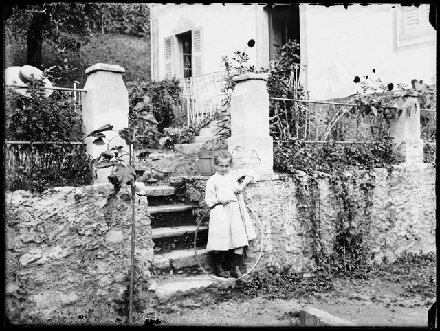 Gina Maria Rossi in posa di fronte alla casa di Sarone