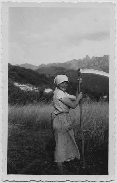 Anita Stampanoni in posa con una falce durante la fienagione a Biolda