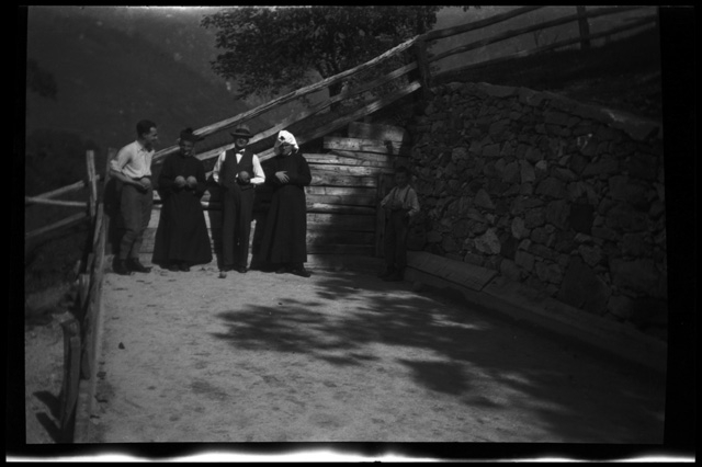Gruppo durante una partita a bocce