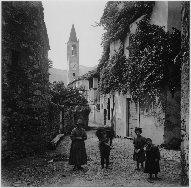 Gruppetto nel nucleo di Ponte Capriasca