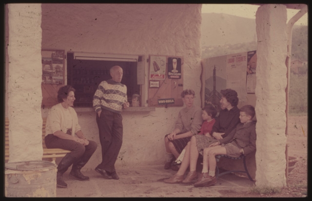 Gruppo alla reception del campeggio Parco al Sole a Ponte Capriasca