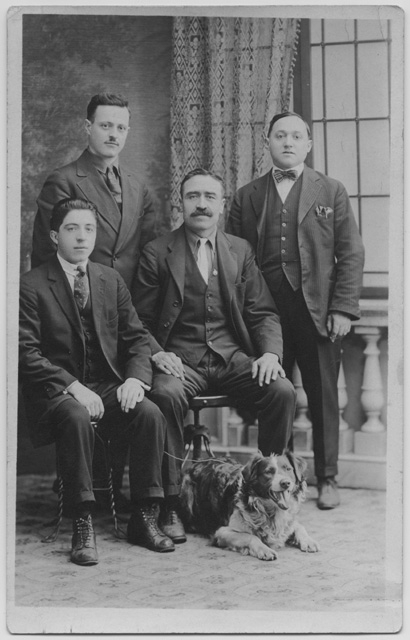 Uomini in posa con cane