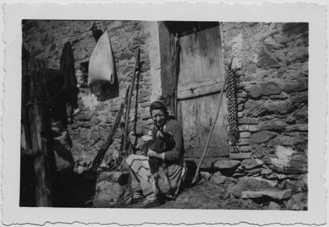 Donna sulla soglia di una cascina a Certara