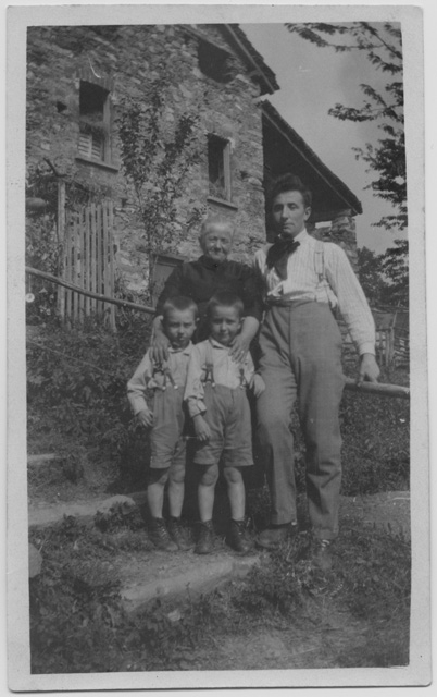 Famiglia in posa a Bidogno