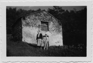 Emma e Anna Maria Morosoli davanti ad una cascina a Maglio di Colla