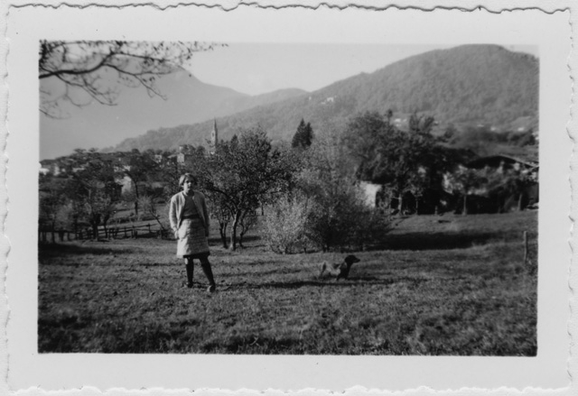 Anna Maria Canonica in posa nella campagna di Vaglio