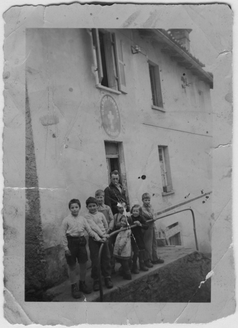 Bambini davanti all'ufficio Federale delle guardie di confine a (?)