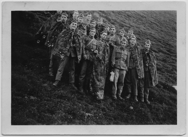 Compagnia di militari in posa a (?)