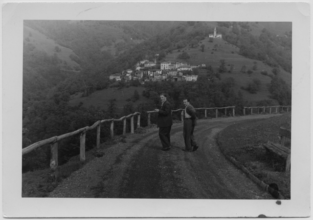 Alfredo Moresi con un amico in strada a Certara