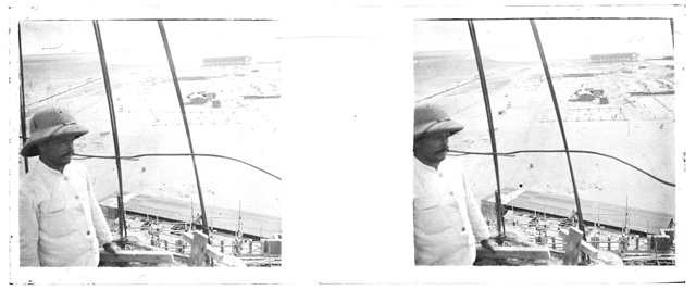 Uomo in posa davanti a un cantiere in Egitto