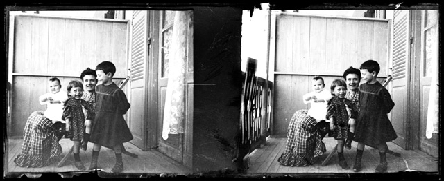 Donna con bambini in balcone