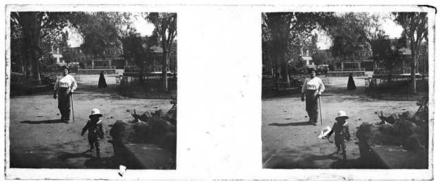 Donna con bambino al parco