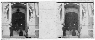 Gruppo all'ingresso di un acquario