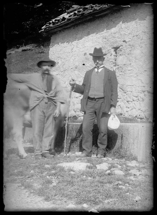 Due uomini davanti ad una fontana