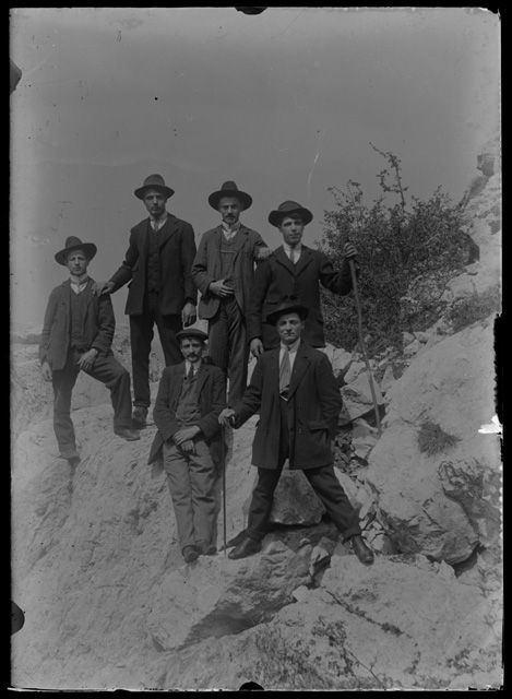 Uomini in posa sopra ad una roccia