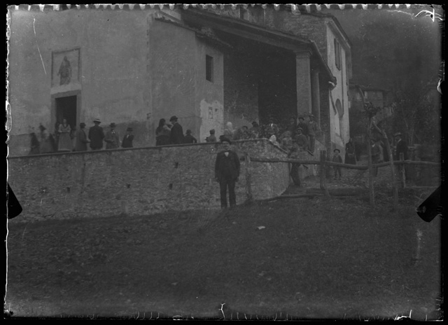 Fedeli sul sagrato della chiesa di (?)