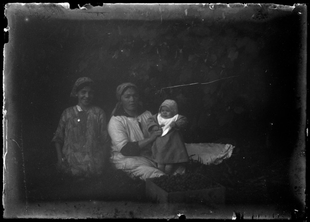 Donna con bambine durante la vendemmia