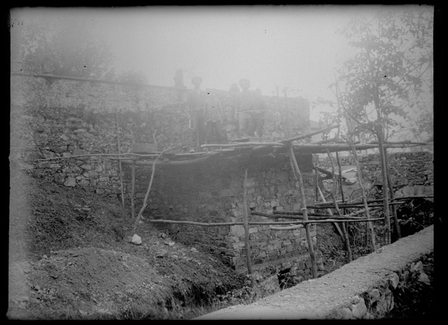 Uomini in posa in un cantiere