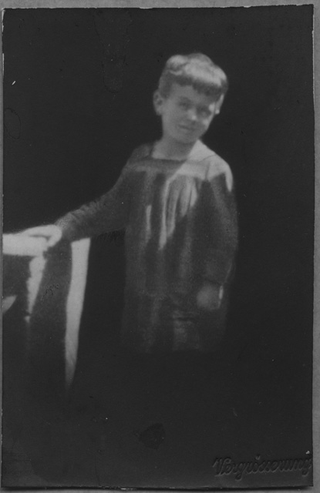 Ritratto di Edi Menghetti vicino ad una fontana