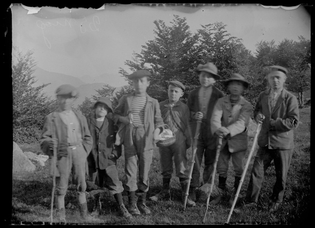 Ragazzi in posa durante una gita