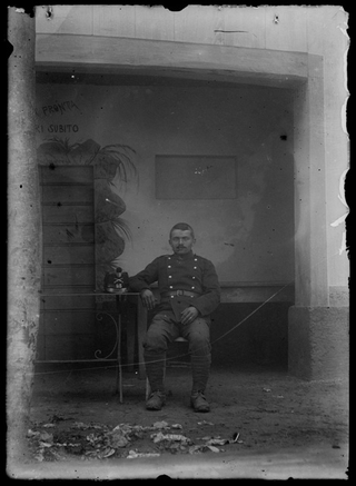 Soldato a riposo al tavolo di un'osteria